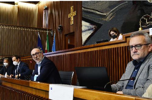 Il vicegovernatore Riccardi mentre interviene in Commissione